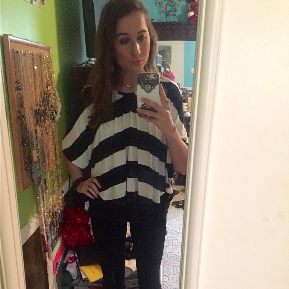 Gianni Bini Black & White Striped Flowy Top